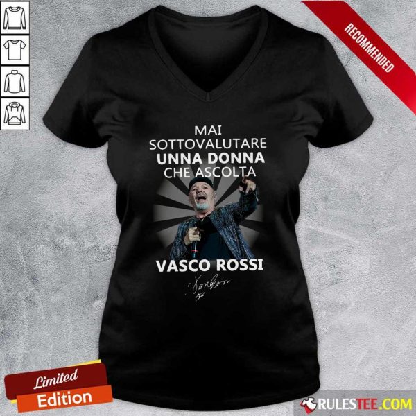 Mai Sottovalutare Una Donna Che Ascolta Vasco Rossi Signature V-neck - Design By Rulestee.com