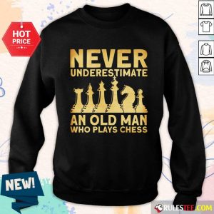 Never Underestimate An Old Man Who Plays Chess SweatShirt