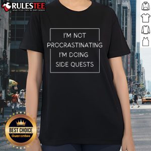 Funny nerd humor tee with text 'I'm not procrastinating, I'm doing side quests' for ladies.