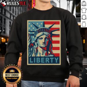 Awesome Statue of Liberty graphic on a stylish retro sweatshirt, perfect for casual wear and patriotic fashion.