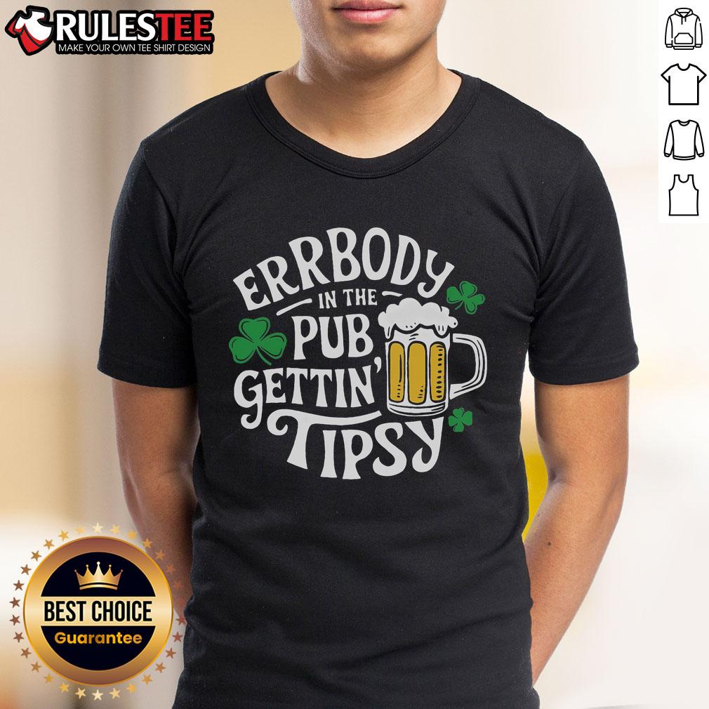 Top Everybody In The Club Gettin Tipsy St Patricks Day T-Shirt featuring festive green design and playful typography.