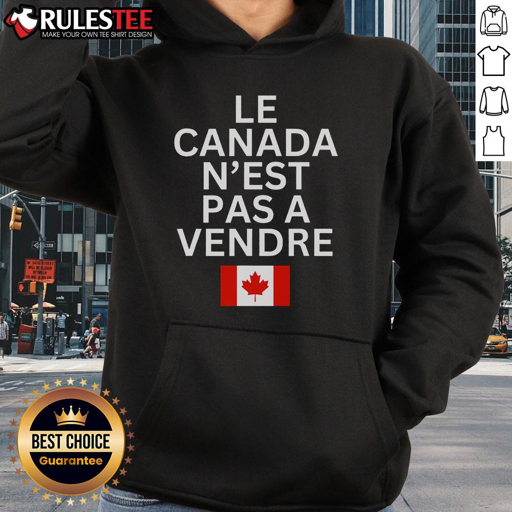 Alt Text: Cozy 'Top Canada Is Not For Sale' hoodie in French, showcasing the phrase 'Le Canada N'est Pas Vendre' in bold design.