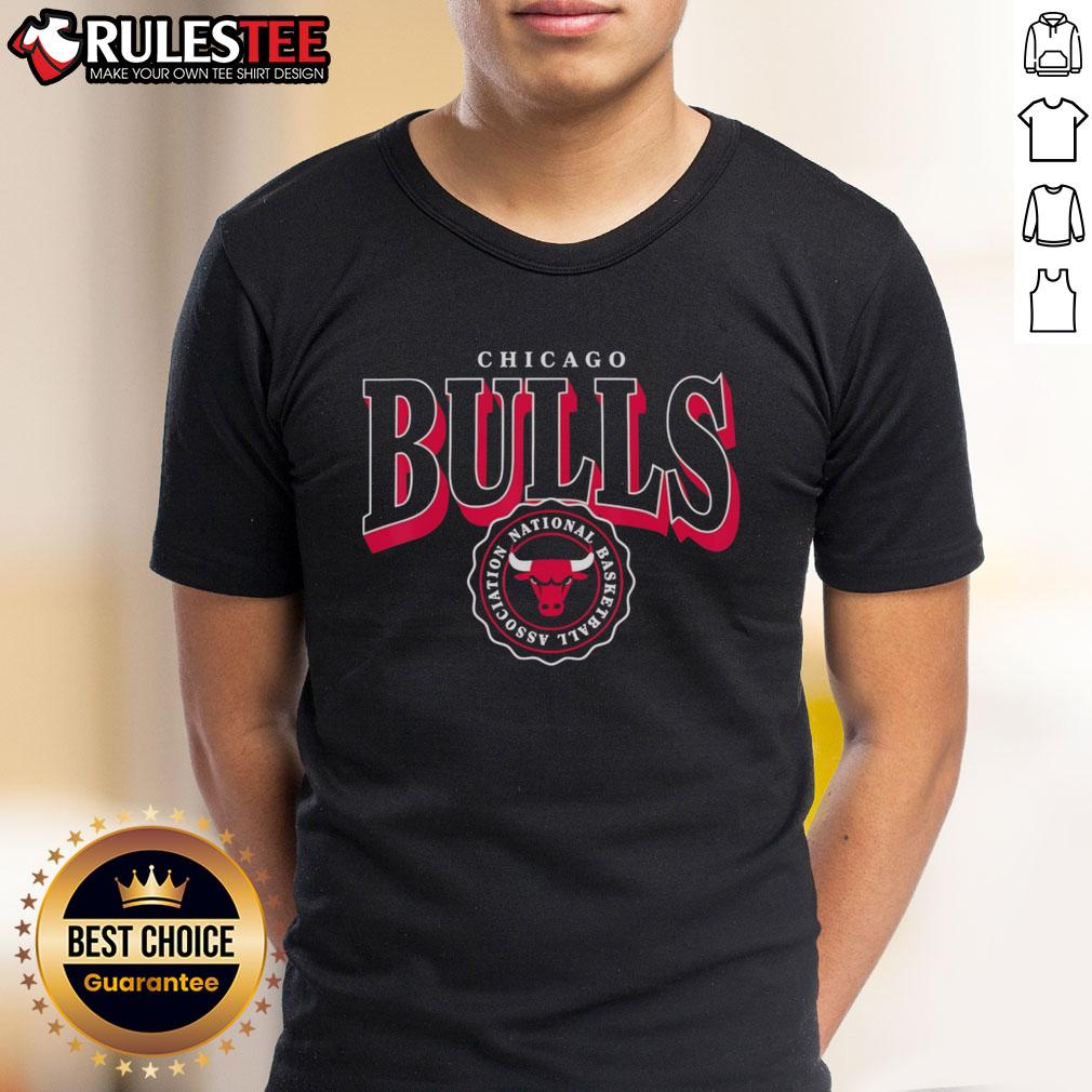 Alt Text: Nice NBA Chicago Bulls arched crest t-shirt featuring the iconic team logo on a stylish black background.