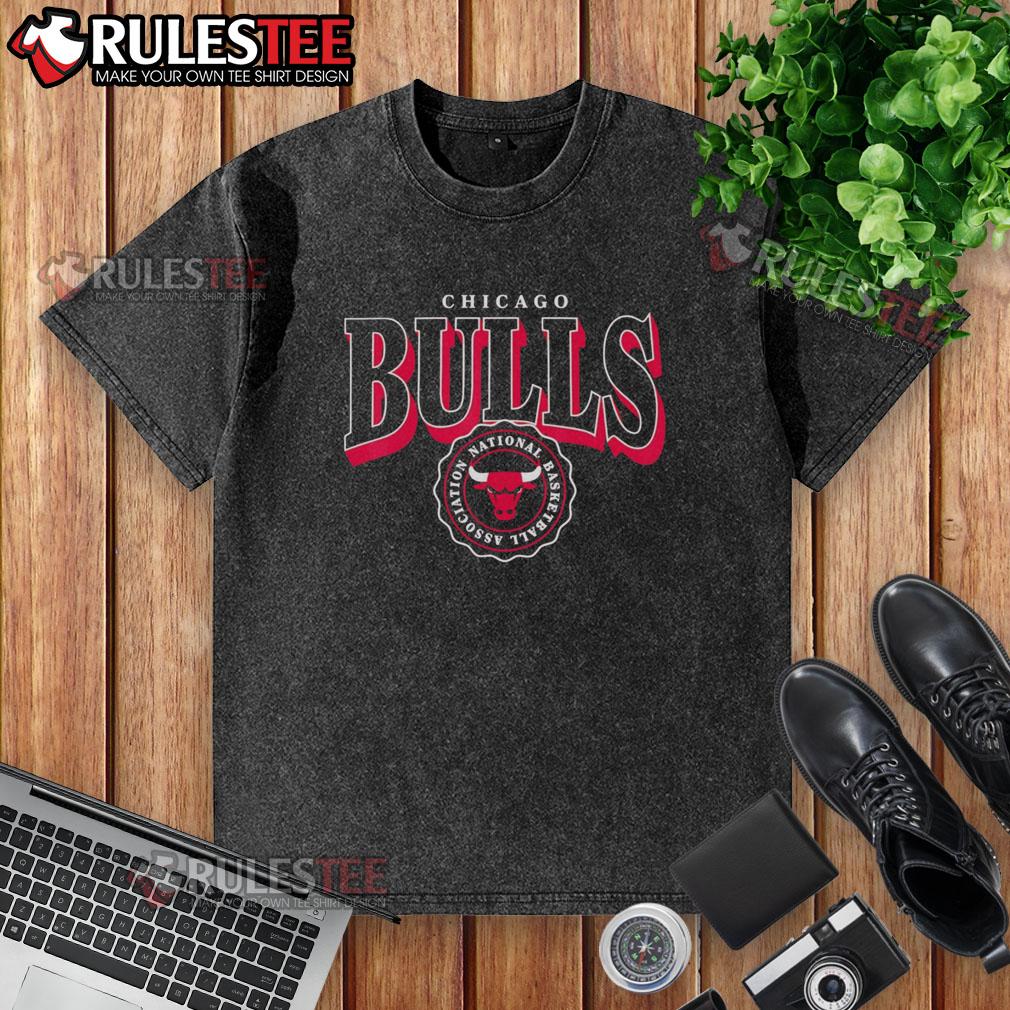 Nice NBA Chicago Bulls Arched Crest Washed T-Shirt featuring a vintage design perfect for basketball fans.