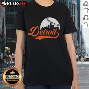 Stylish Top Detroit Tigers baseball skyline ladies tee featuring a vibrant cityscape and team logo, perfect for fans.