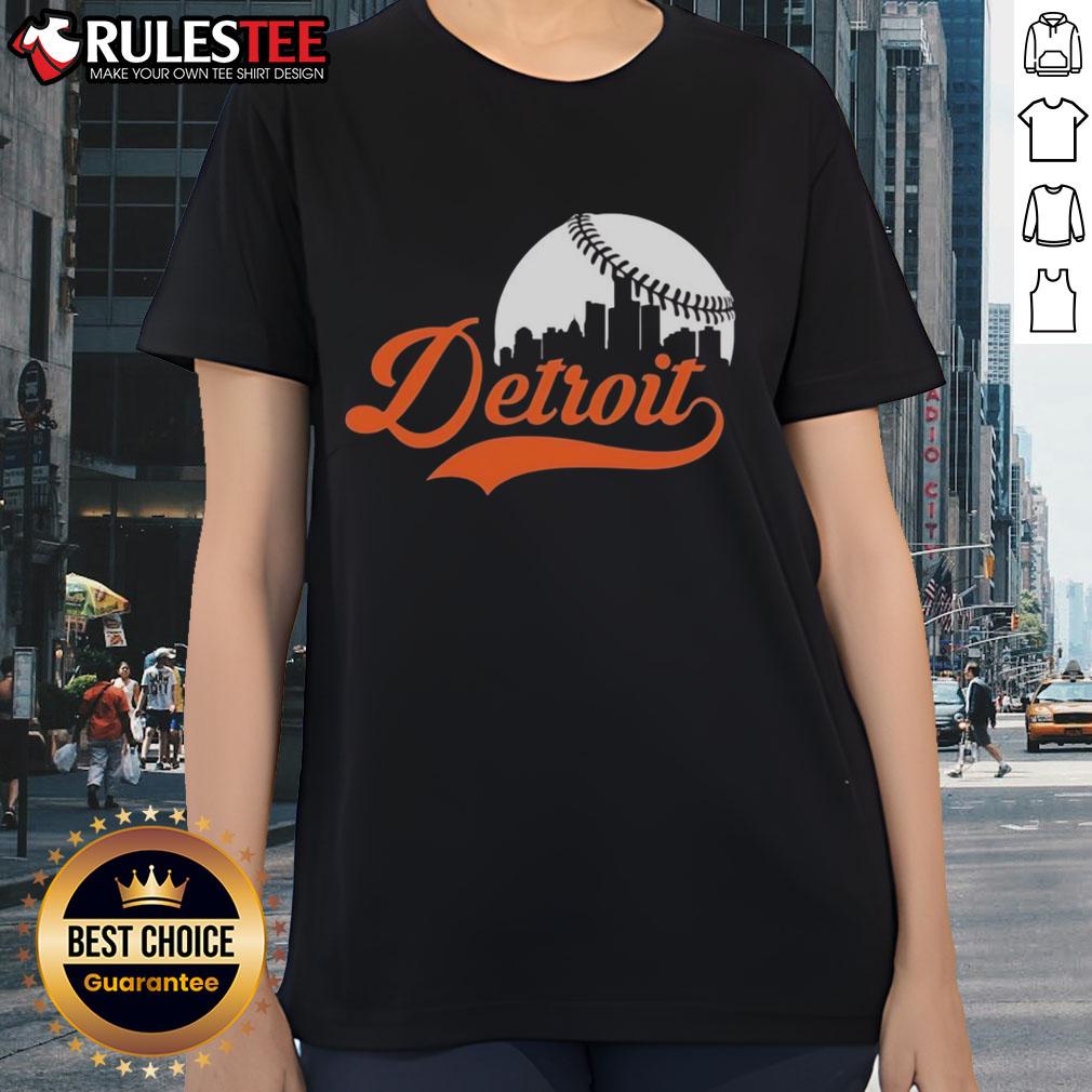 Stylish Top Detroit Tigers baseball skyline ladies tee featuring a vibrant cityscape and team logo, perfect for fans.