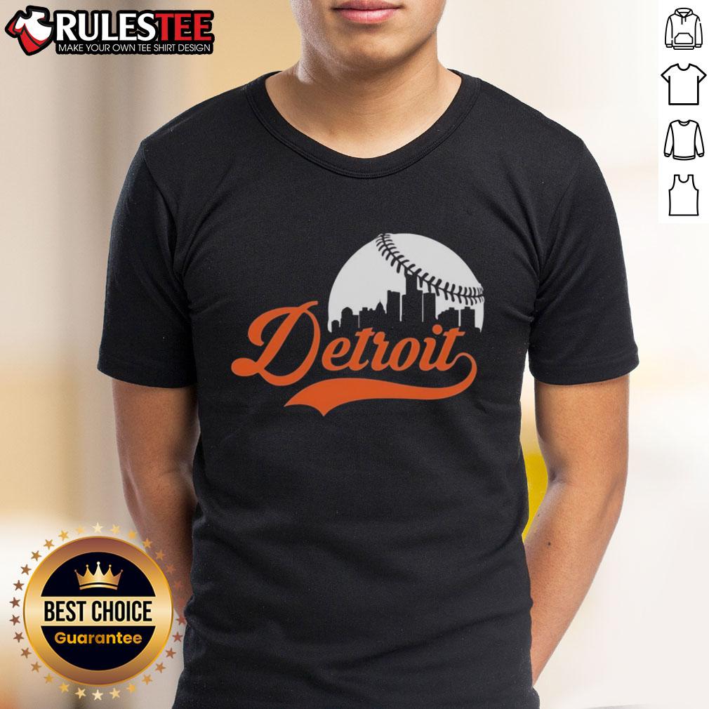 Top Detroit Tigers baseball skyline t-shirt featuring iconic city skyline and team logo in vibrant colors.